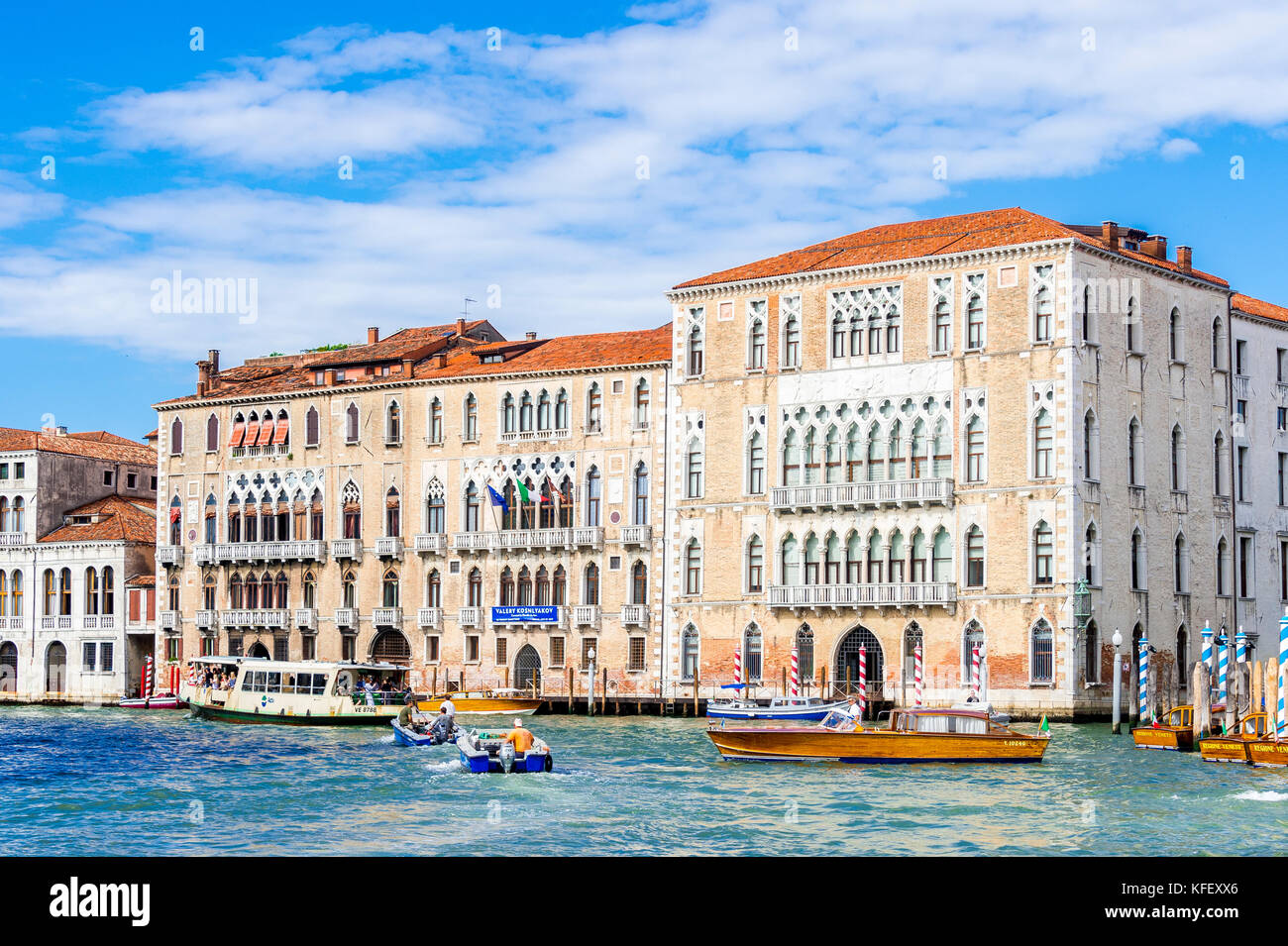 Un vaporetto sur le Grand Canal à Venise, Italie Banque D'Images