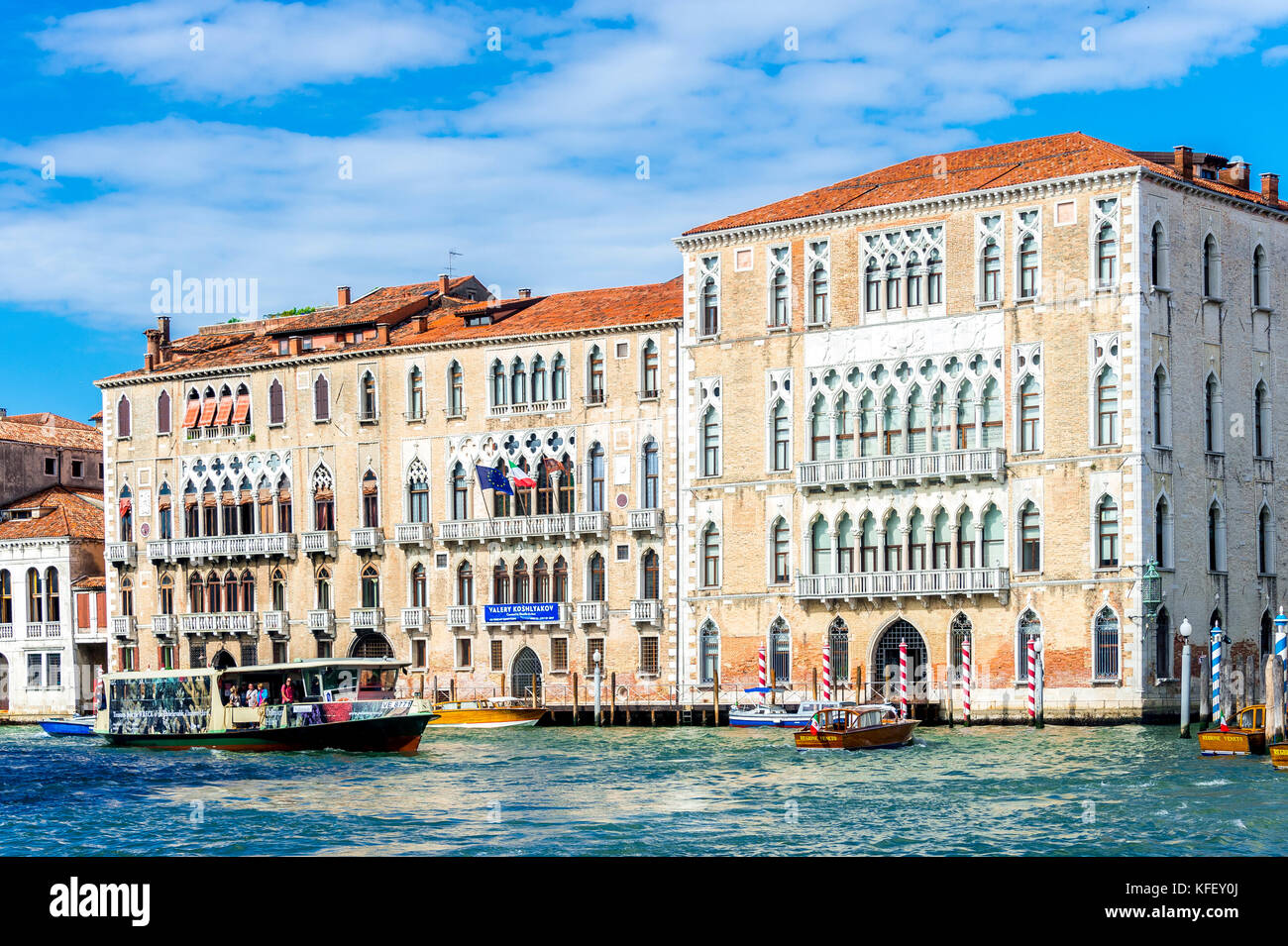 Un vaporetto sur le Grand Canal à Venise, Italie Banque D'Images
