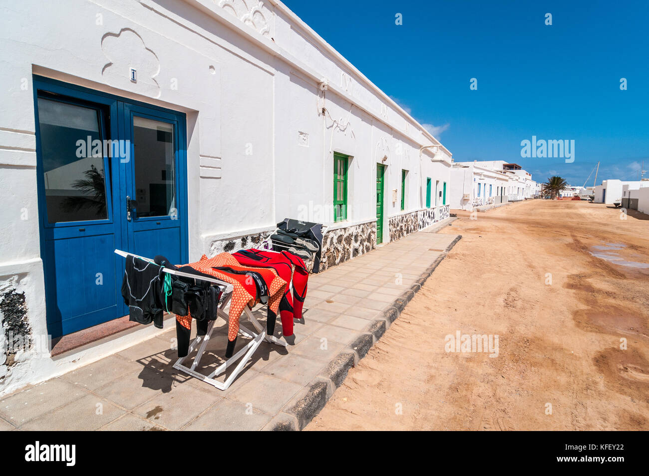 Le séchage de l'équipement de plongée au milieu de la rue, Caleta del Sebo, La Graciosa, îles de Canaries, Espagne Banque D'Images