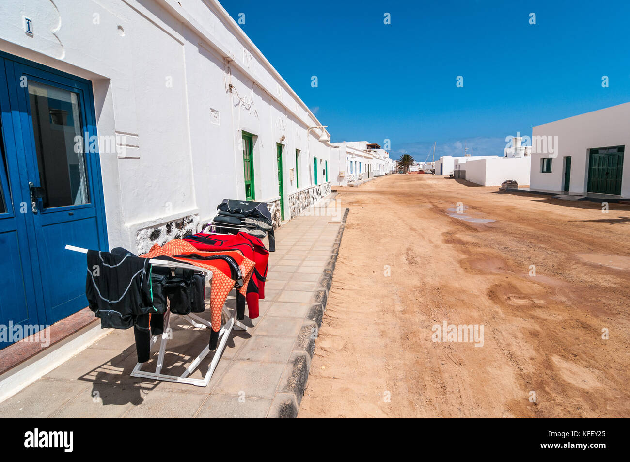Le séchage de l'équipement de plongée au milieu de la rue, Caleta del Sebo, La Graciosa, îles de Canaries, Espagne Banque D'Images