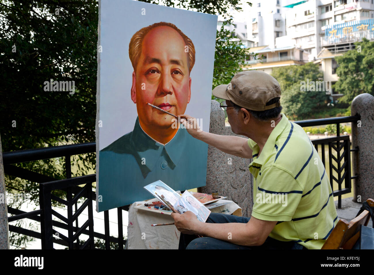 L'artiste peint un portrait du dirigeant chinois Mao Zedong dans le parc dans le parc de la ville de Guilin, province du Guangxi, Chine Banque D'Images