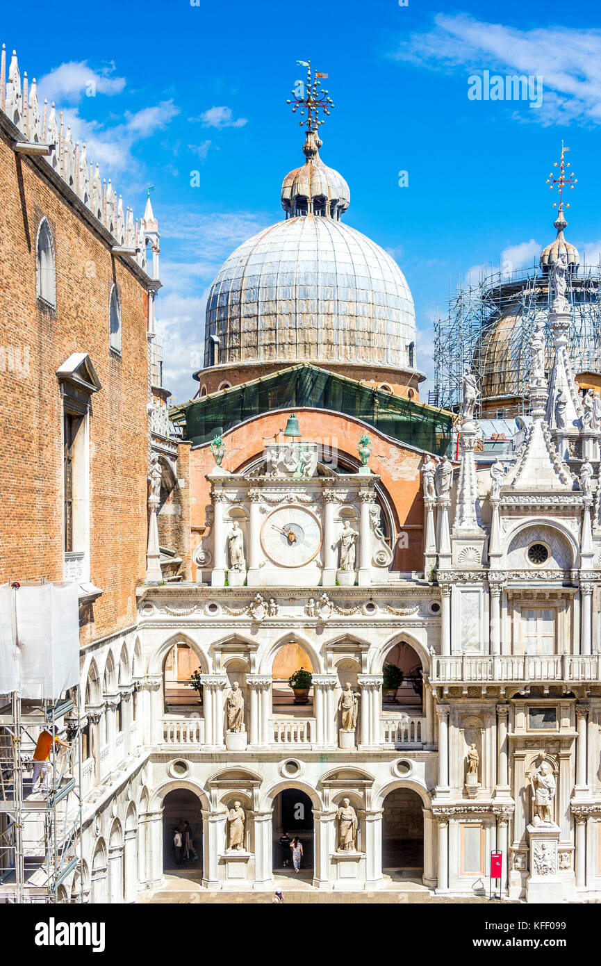 À l'intérieur du Palais des Doges, vue sur la basilique Saint-Marc Banque D'Images