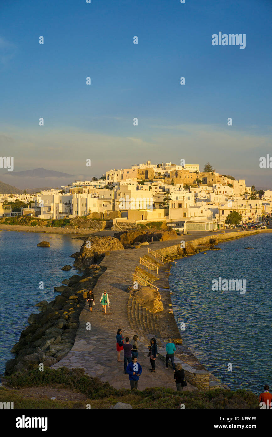 Barrage et Naxos-ville, douce soirée lumière, l'île de Naxos, Cyclades, Grèce Banque D'Images
