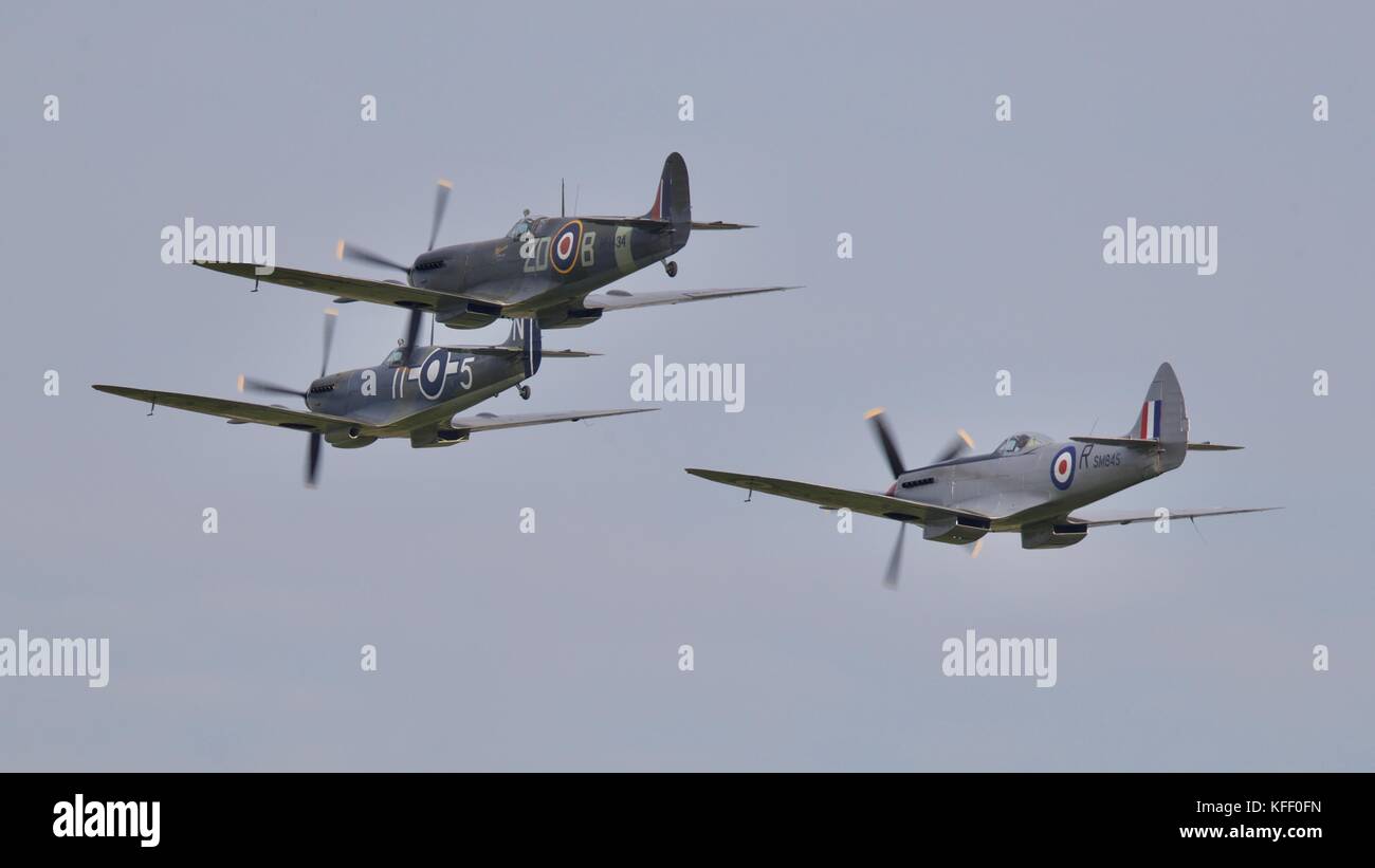 Supermarine Spitfire trois PP972, MH434 et SM845 battant la bataille d'Angleterre à Duxford Air Show Banque D'Images