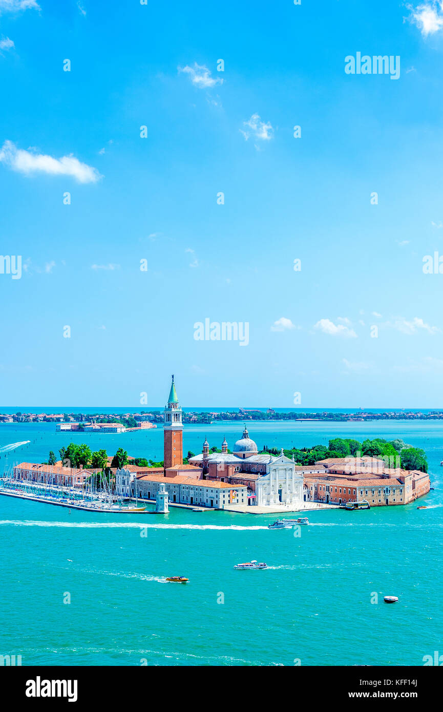 L'île de San Giorgio Maggiore et le canal Giudecca sont vus depuis le clocher de la place Saint-Marc Banque D'Images