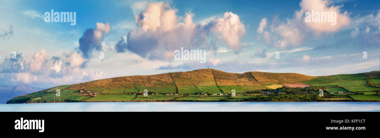 Colline à côté de Dingle Bay au coucher du soleil. Comté de Kerry, Irlande Banque D'Images