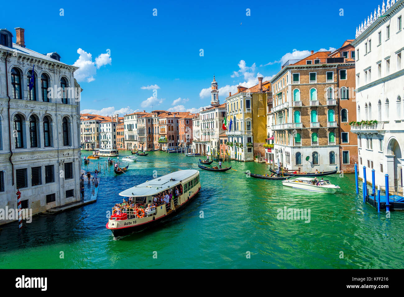 Un Vaporetto et des Gondolas sur le Grand Canal à Venise, en Italie Banque D'Images