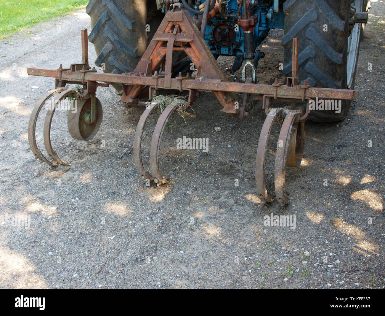 De pommes de terre maison propulsé tracteur charrue sillon trois Banque D'Images
