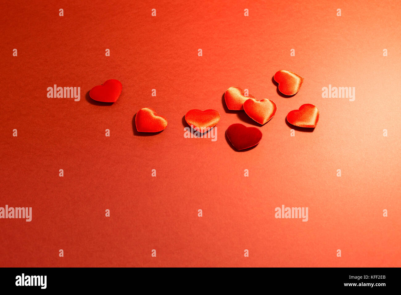 Close-up of petit mignon coeurs velours rouge sur fond rouge. concept d'un cadeau d'amour romantique pour les couples, Valentines Day Banque D'Images