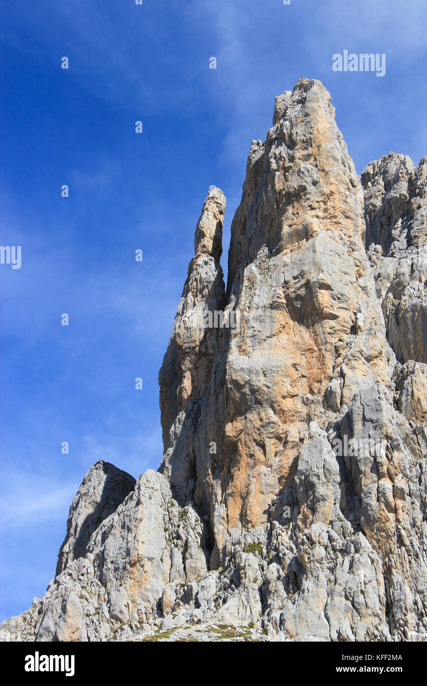 Formation rocheuse verticale Picos de Europa, monts cantabriques, Espagne Banque D'Images