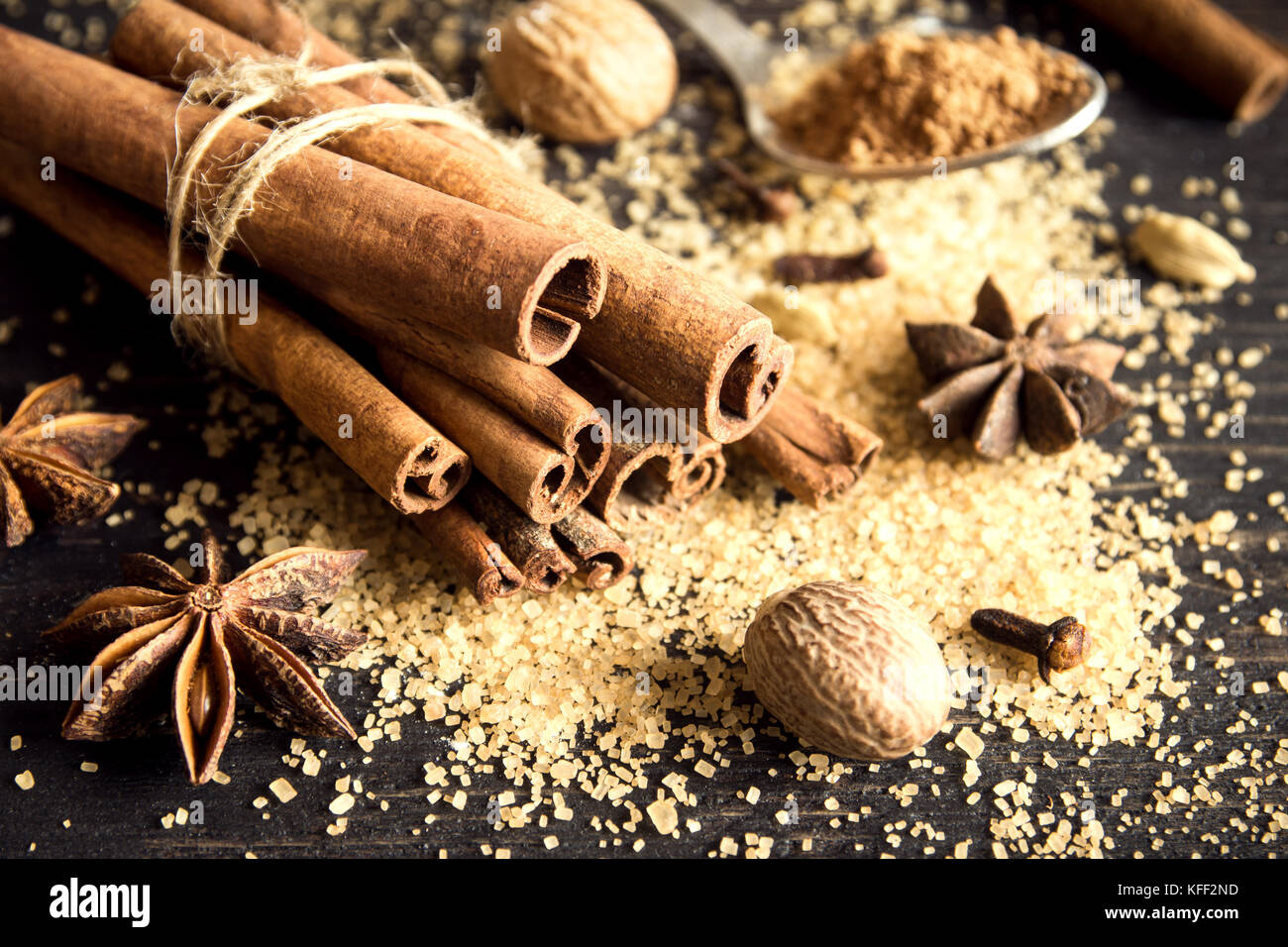 Epices Et Ingredients De Noel Des Batons De Cannelle D Anis Etoile Muscade Girofle Cardamome Le Sucre Brun Et La Poudre De Cacao Pour Noel Gateau Cuire Photo Stock Alamy