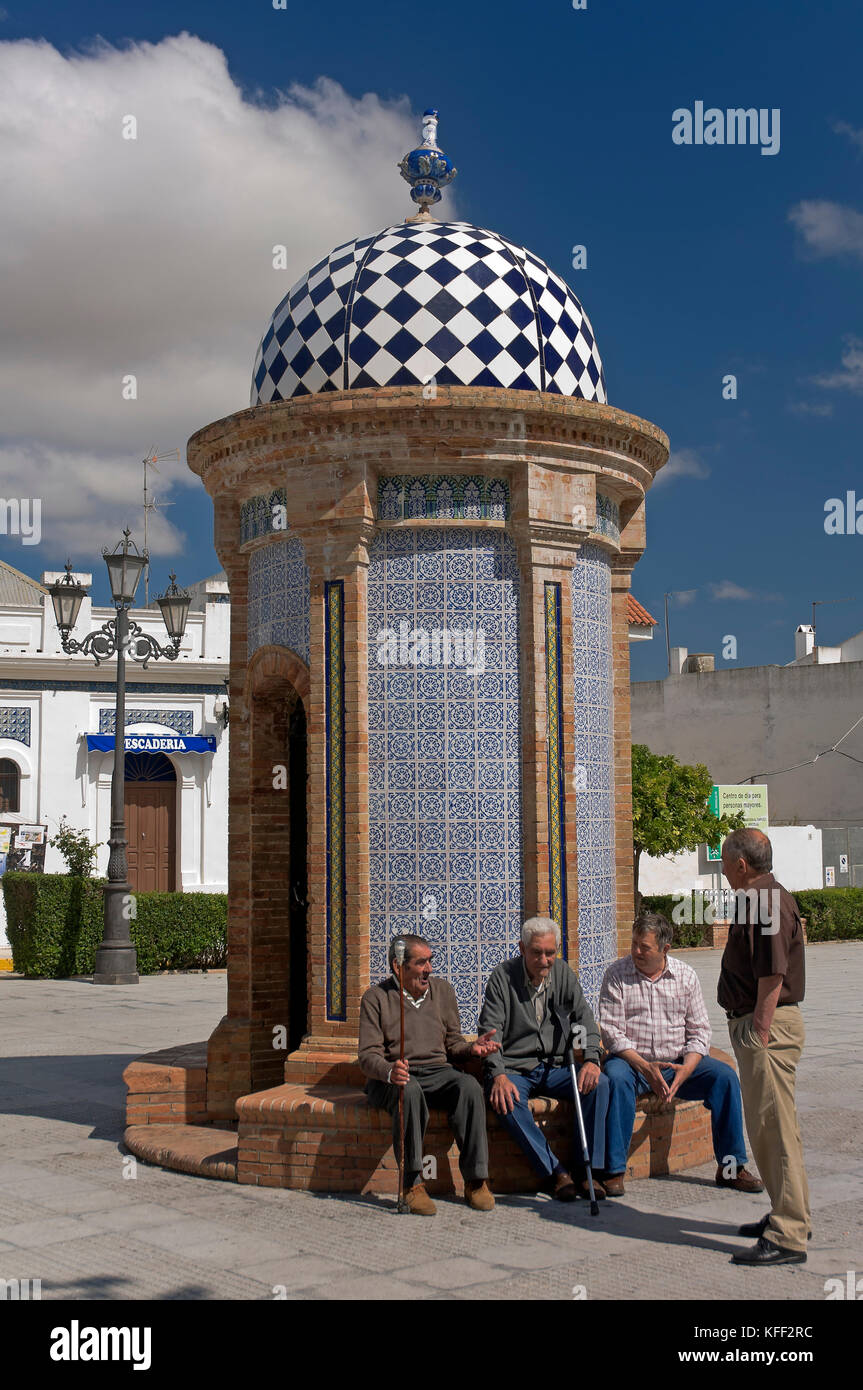 Vue urbaine avec monument emblématique 'el morabito' et les anciens, la manzanilla, province de Huelva, Andalousie, Espagne, Europe Banque D'Images