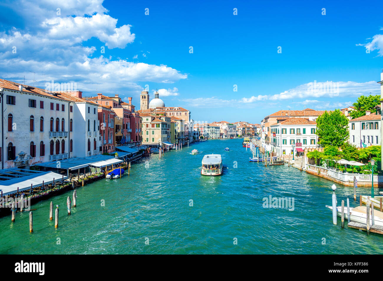 Un vaporetto sur le Grand Canal à Venise, Italie Banque D'Images