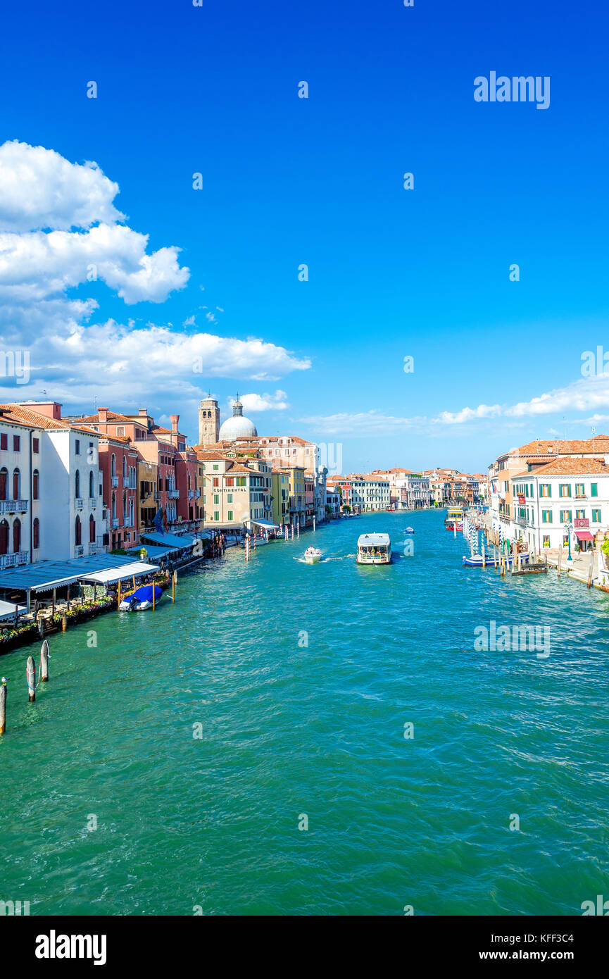 Un vaporetto et bateau privé sur le Grand Canal à Venise, Italie Banque D'Images