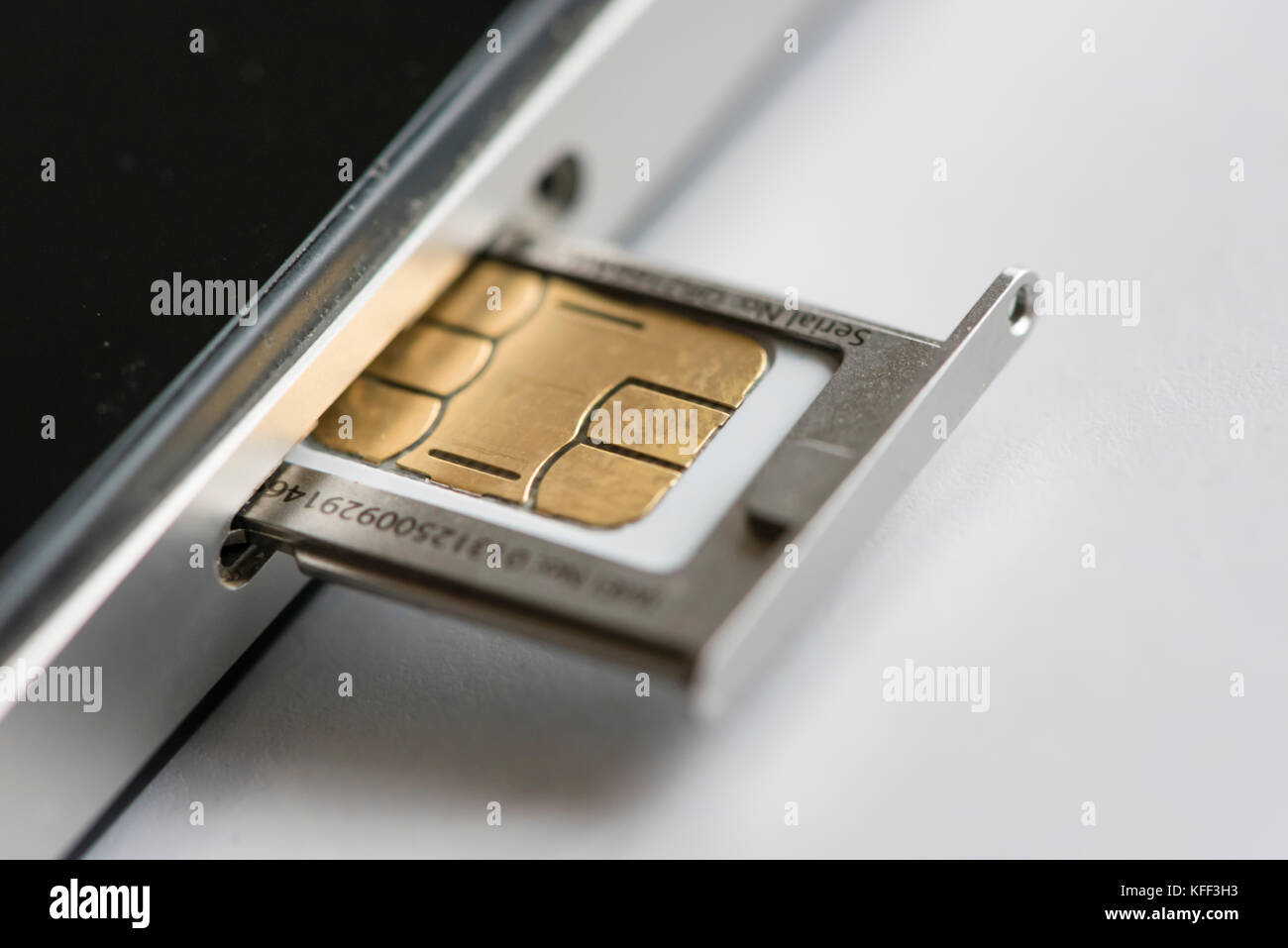 Une micro SIM-card est insérée dans un Apple iphone 4 smartphone. La carte SIM (Subscriber Identity Module) détient les clés de sécurité d'identifier et d'authenti Banque D'Images