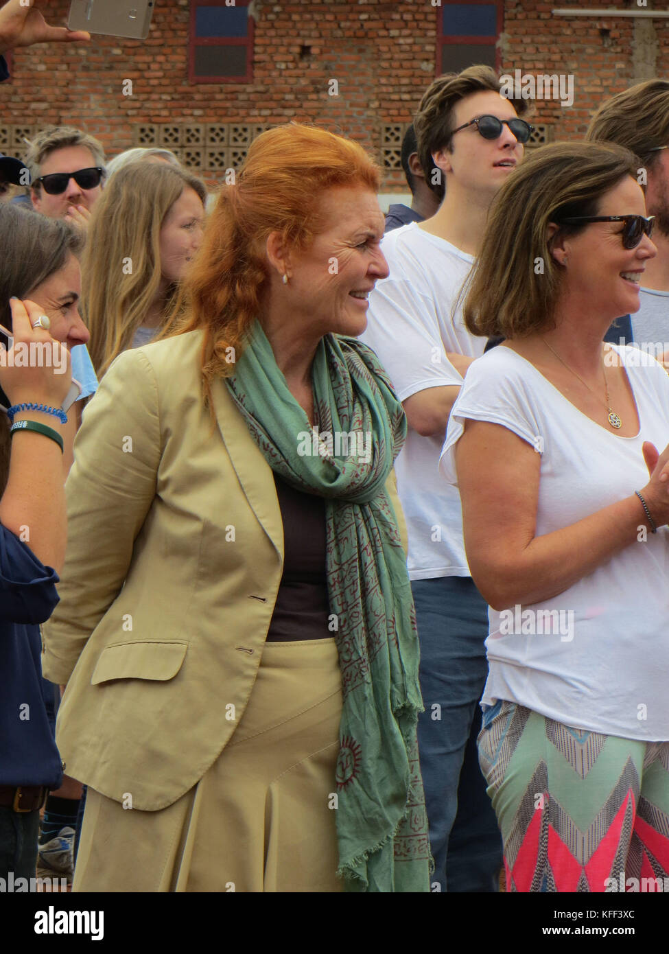 MEILLEURE QUALITÉ DISPONIBLE la duchesse d'York, Sarah Ferguson, visite le district de Kicukiro à Kigali pour voir les Rwandais construire une école alors qu'ils participent à l'umuganda, qui a lieu le dernier samedi de chaque mois lorsque les gens se réunissent pour effectuer un travail communautaire. La duchesse assiste plus tard à l'ouverture officielle d'un nouveau stade de cricket dans la ville. Banque D'Images