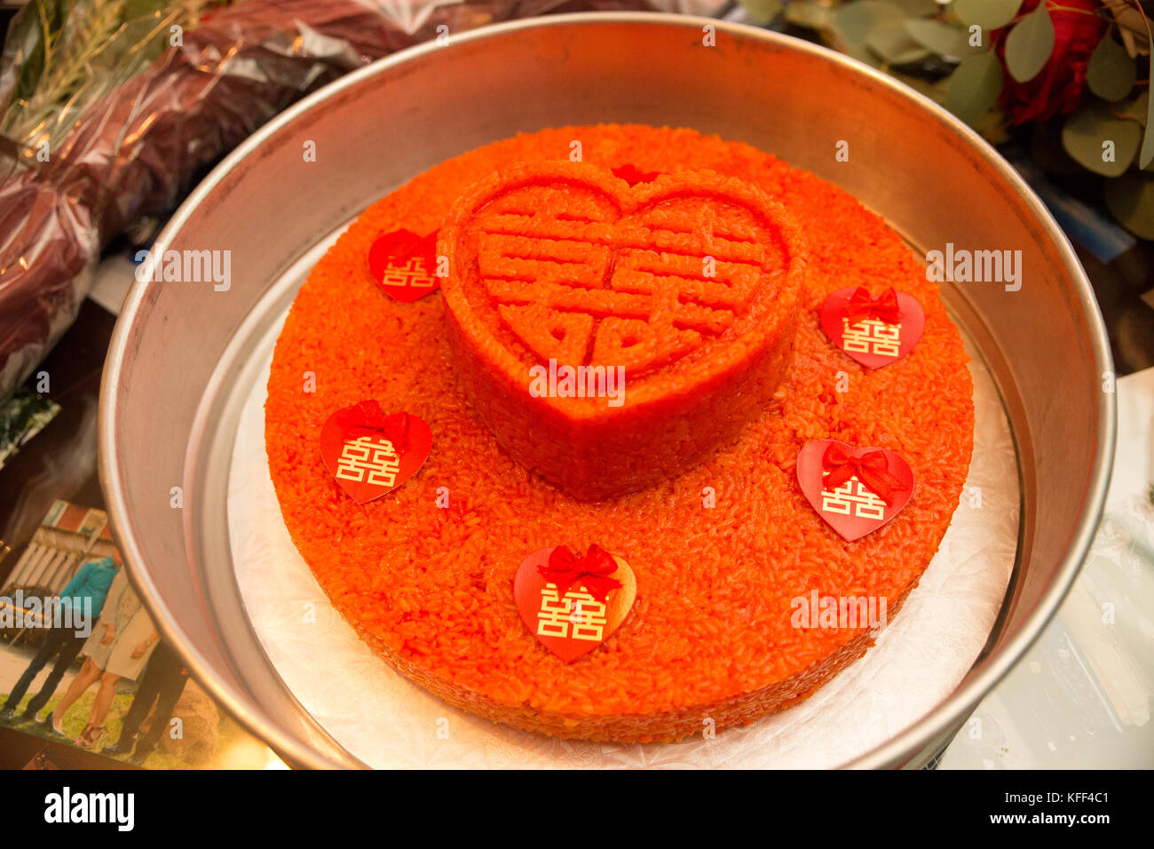 Gâteau de riz rouge traditionnelle dans une jolie boîte cadeau de palefreniers famille à brides famille dans la culture vietnamienne Banque D'Images