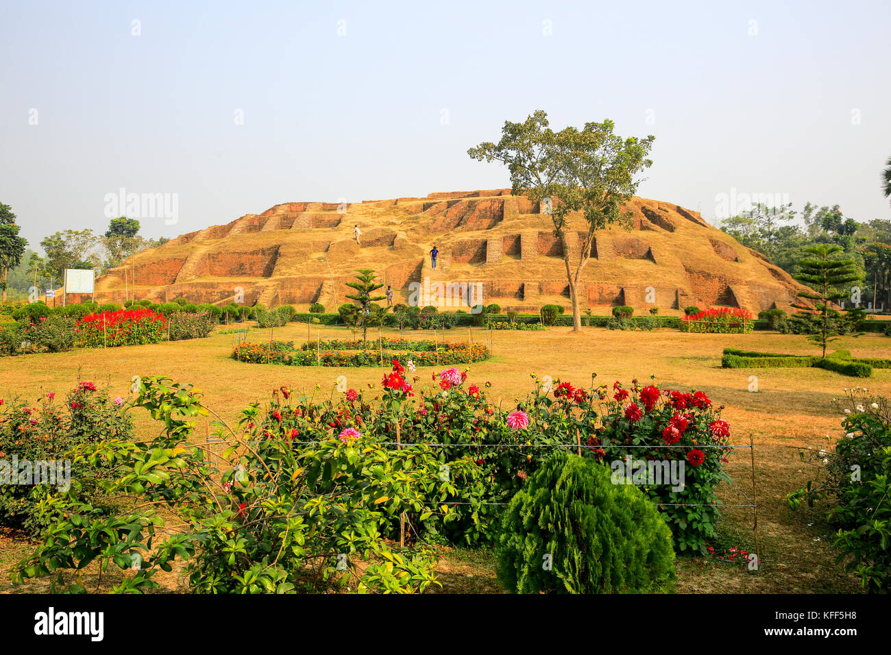 Gokul medh un monticule excavé dans le village de gokul en vertu de l'upazila de bogra sadar, à environ deux kilomètres au sud-ouest de la citadelle mahasthangarh. Il est populairement connu Banque D'Images