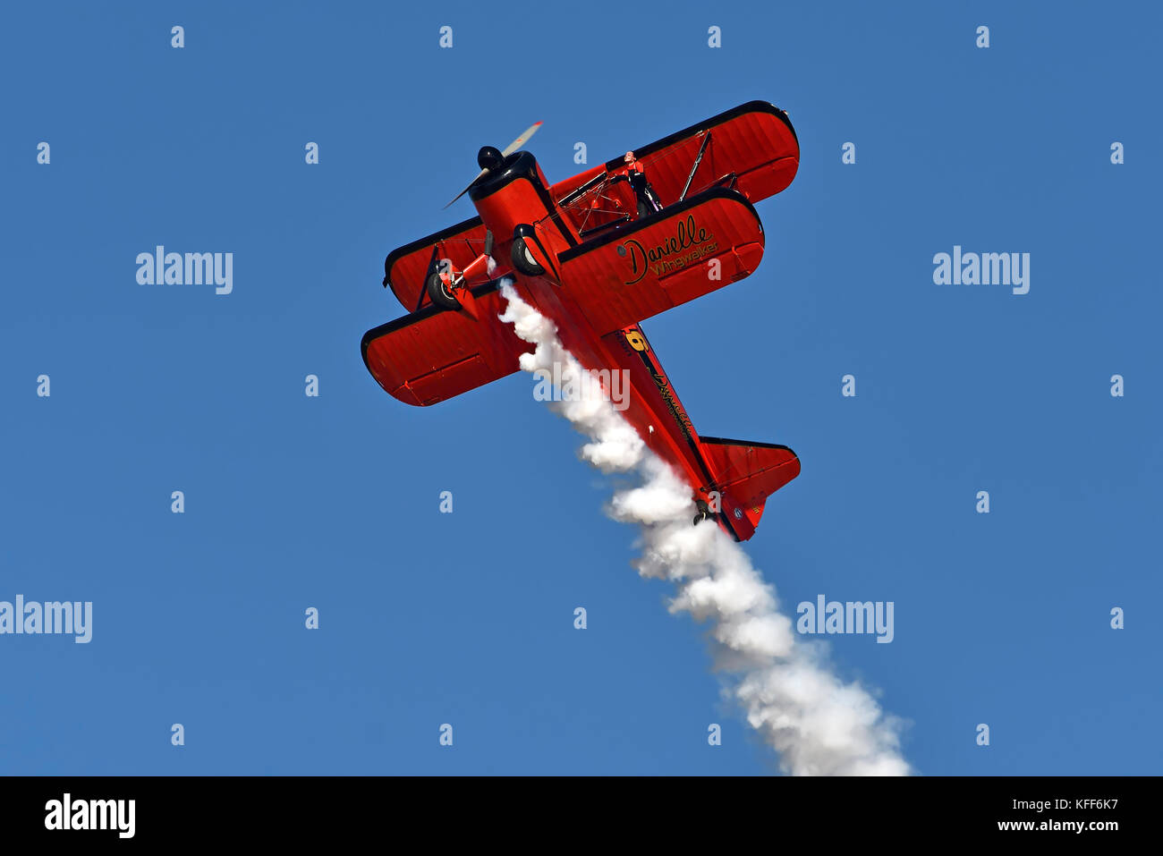 Wingwalker Danielle pendant le spectacle aérien Athens Flying week 2017 à Tanagra Air Force base, Grèce Banque D'Images