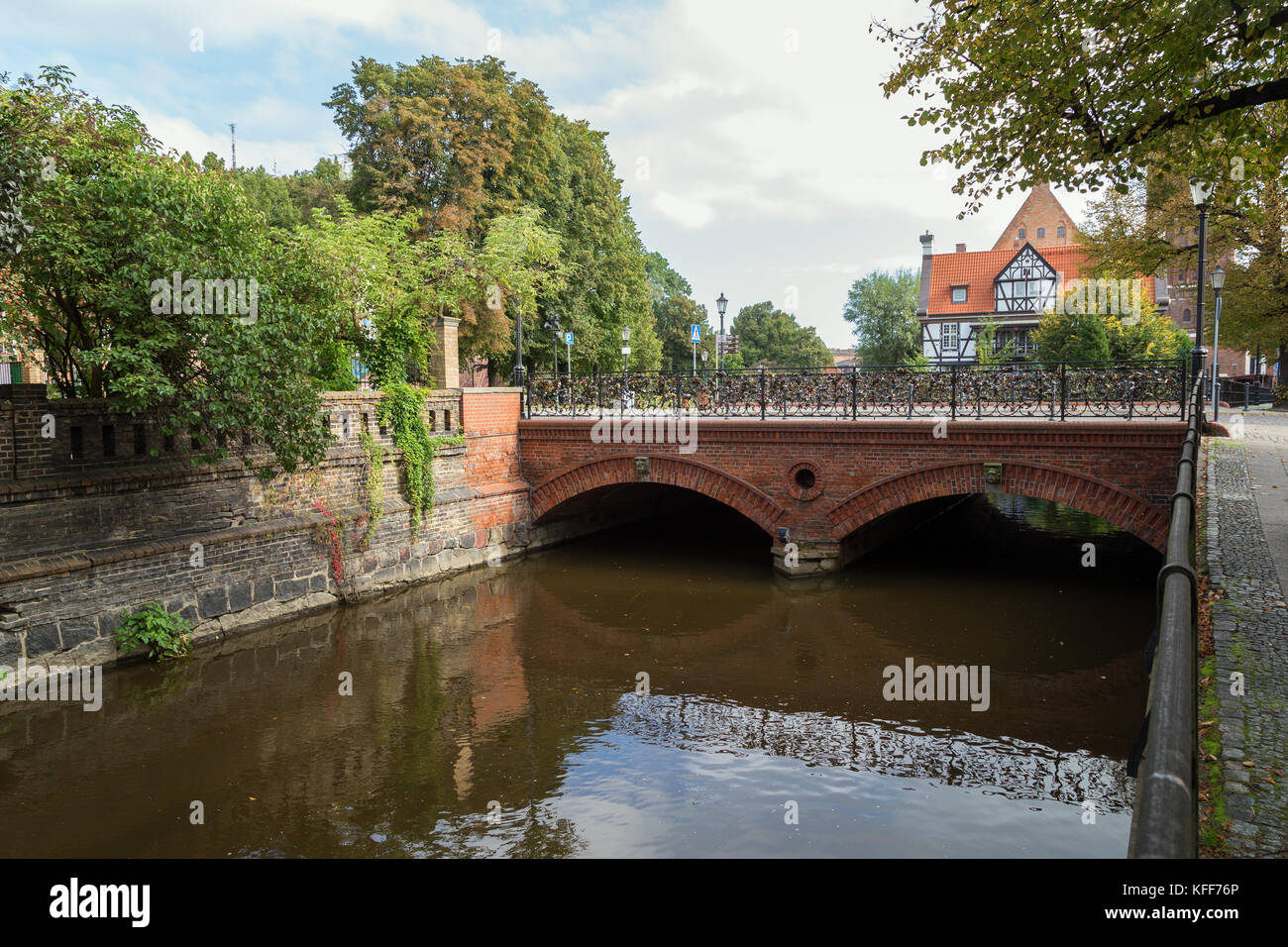 Vue d'un canal et pont d'amour sur une journée ensoleillée à Gdansk, Pologne. Banque D'Images