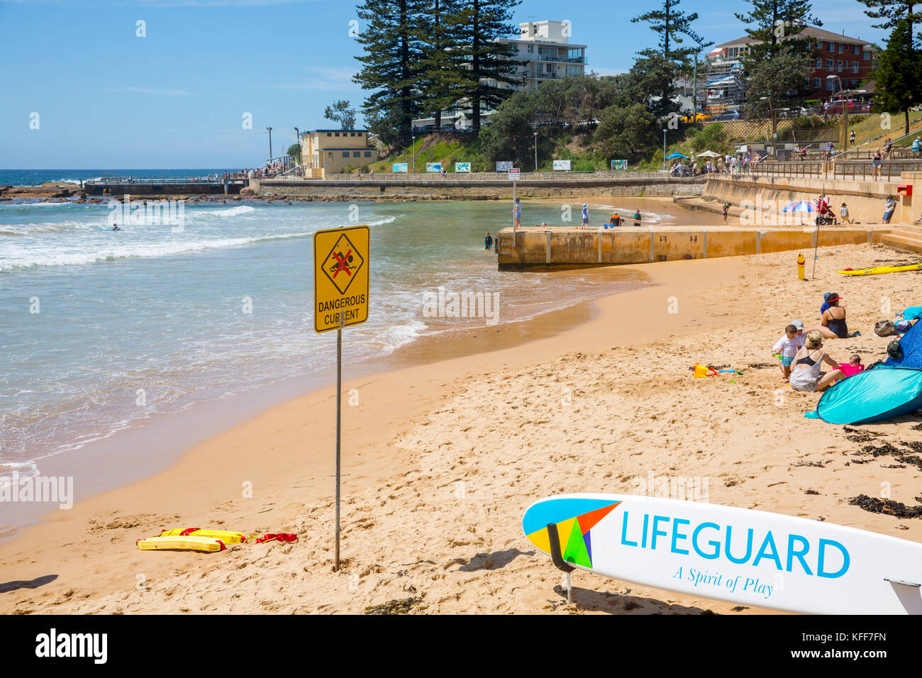 Sauvetage Surf lifeguard et les drapeaux sur la plage Pourquoi Dee sur plages du nord de Sydney, Nouvelle Galles du Sud, Australie Banque D'Images