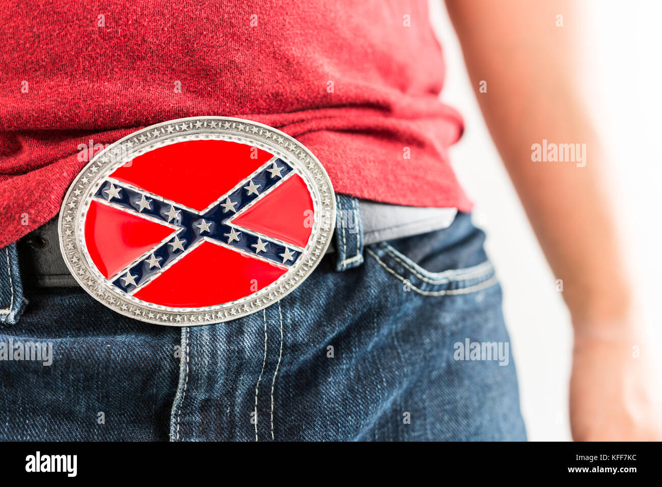 Homme de race blanche blanc portant ou confédéré drapeau rebelle la boucle de ceinture de sécurité Banque D'Images