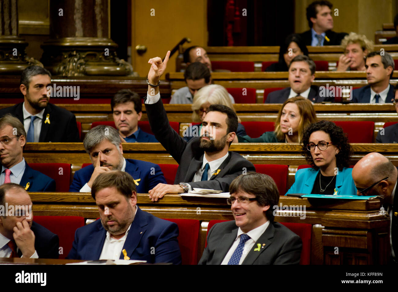 Barcelone, Catalogne, Espagne. 27 Oct, 2017. Roger Parlamentarian gestes Torrent à la séance plénière de la chambre du parlement de Catalogne. Le parlement régional de Catalogne a adopté une motion disant qu'ils sont en train d'établir une République indépendante de crédit : Jordi Catalane Boixareu/Alamy Live News Banque D'Images