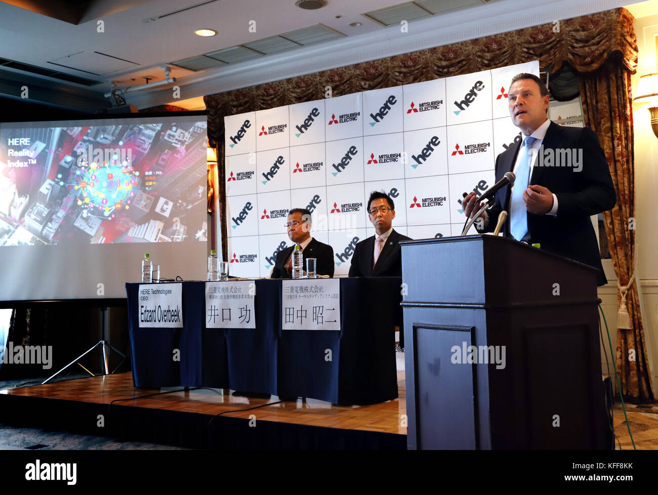 Tokyo, Japon. 27 octobre 2017. Edzard Overbeek (à droite), le président néerlandais de la plate-forme d'implantation ouverte HERE technologies, et Isao Iguchi (à gauche), vice-président senior de Mitsubishi Electric au Japon, annoncent qu'ils collaboreront avec eux pour les technologies de conduite autonome à Tokyo le vendredi 27 octobre 2017. La plus grande société de services de positionnement au monde utilisera la technologie de localisation haute définition de Mitsubishi avec un système satellite quasi zénith. Crédit : Yoshio Tsunoda/AFLO/Alamy Live News Banque D'Images