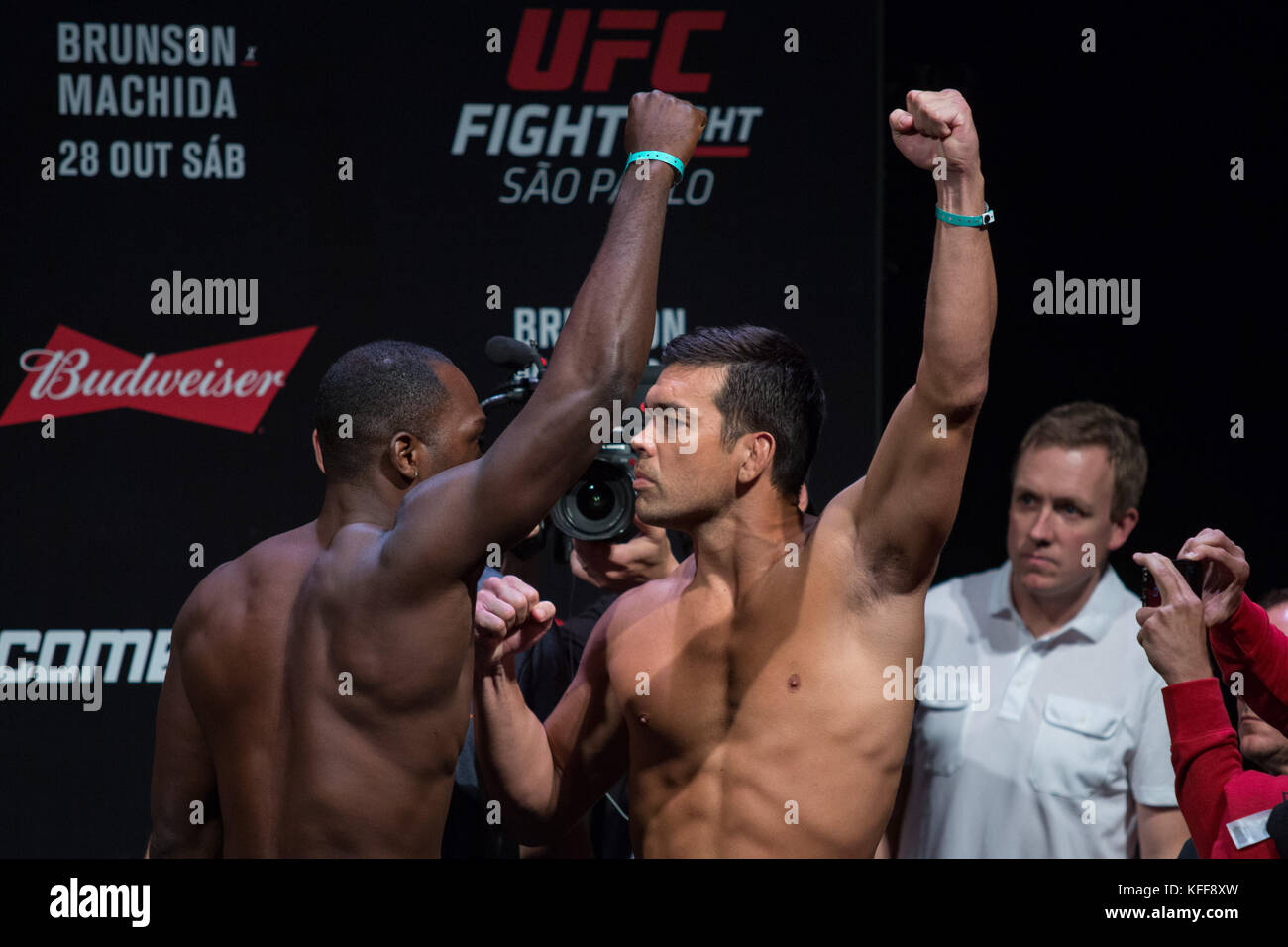 Sao Paulo, Sao Paulo, Brésil. 27 Oct, 2017. DEREK adversaires des États-Unis BRUNSON et Lyoto Machida du Brésil face à face au cours de la pesée de l'UFC dans l'intérieur de l'événement Ginásio do Ibirapuera à Sao Paulo, Brésil. Credit : Paulo Lopes/ZUMA/Alamy Fil Live News Banque D'Images