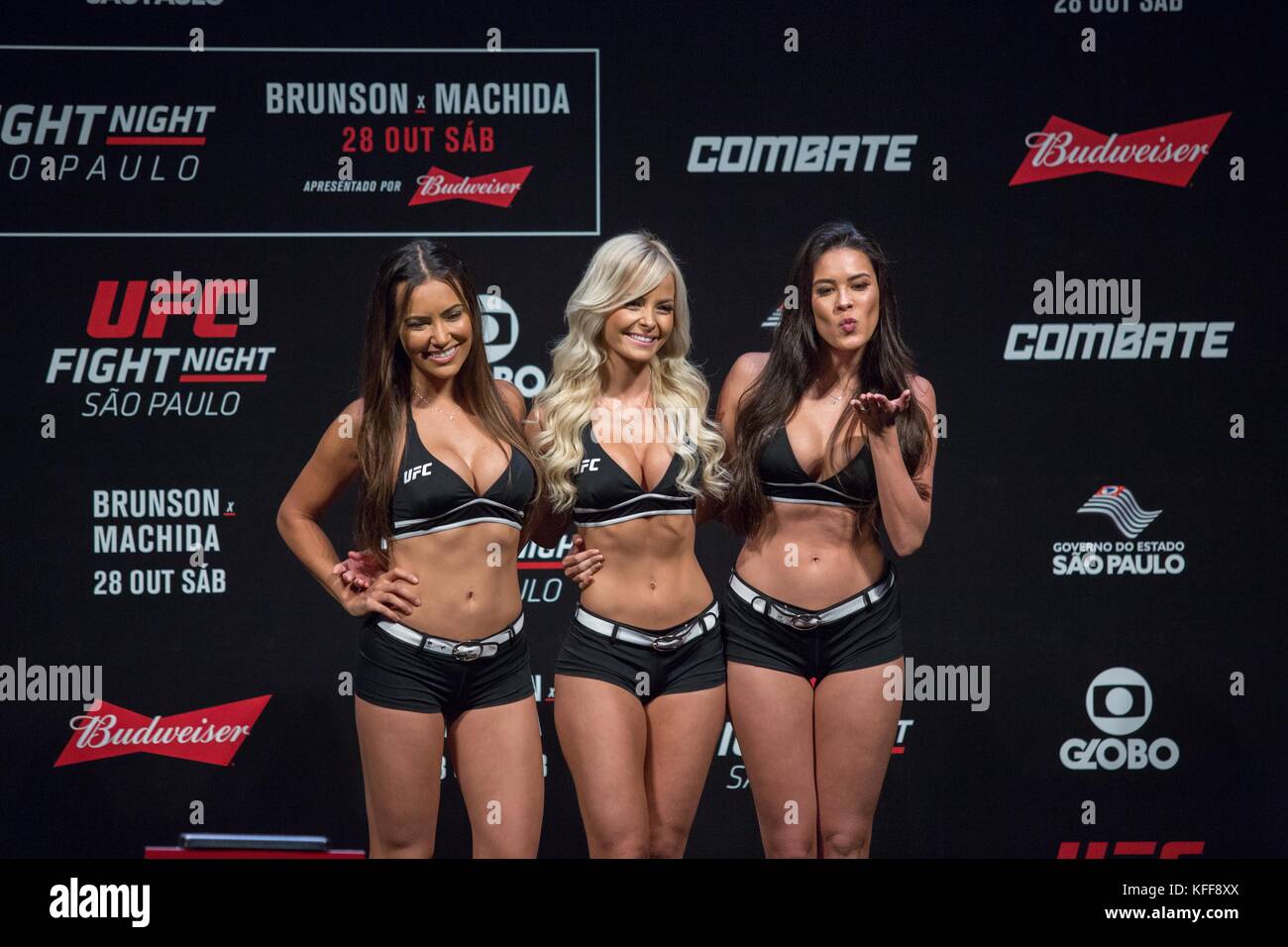 Sao Paulo, Sao Paulo, Brésil. 27 Oct, 2017. L'Octagon Girls après la pesée de l'UFC dans l'intérieur de l'événement Ginásio do Ibirapuera à Sao Paulo, Brésil. Credit : Paulo Lopes/ZUMA/Alamy Fil Live News Banque D'Images