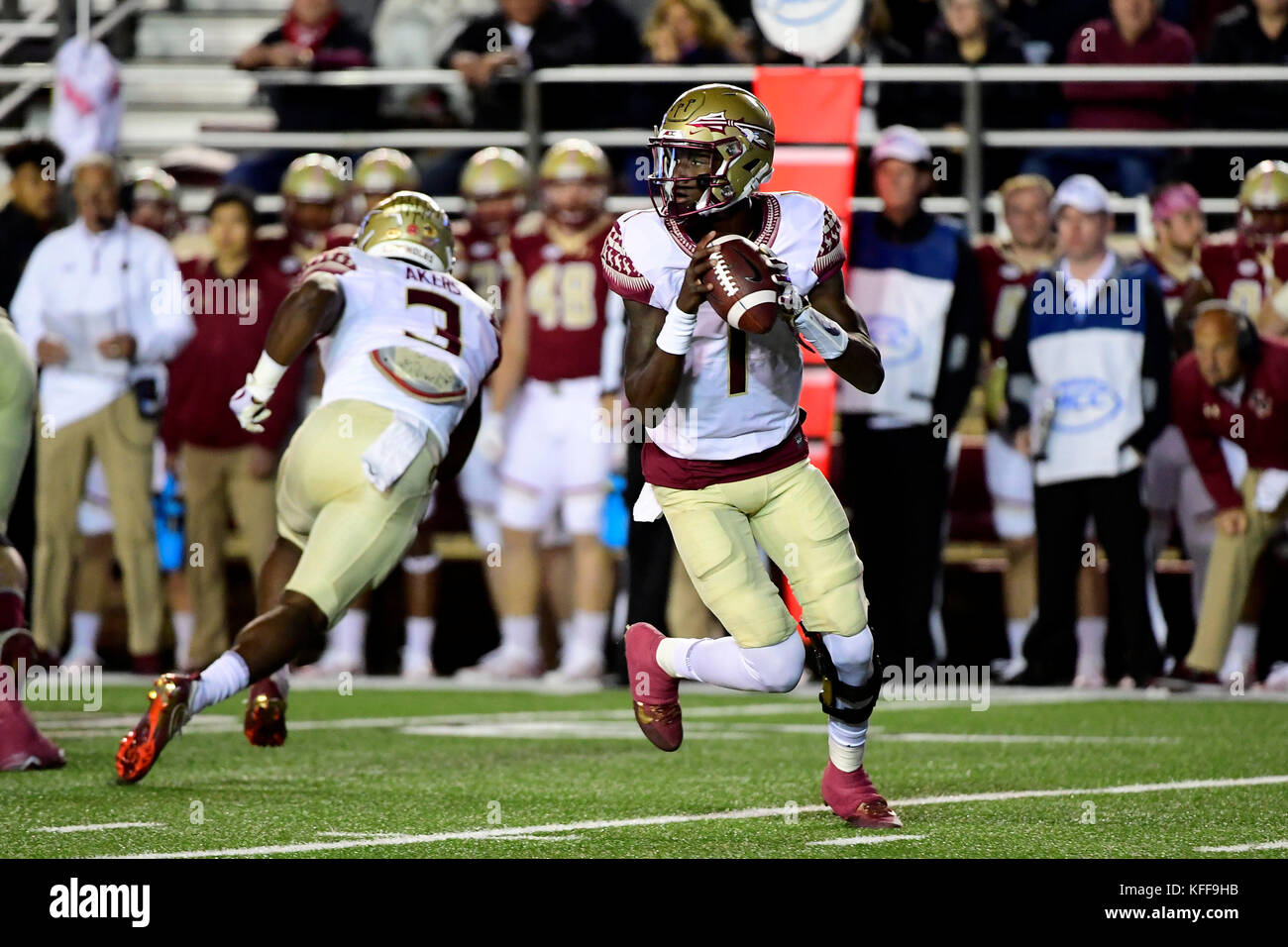 Chestnut Hill, Massachusetts 27 Oct, 2017. Florida State Seminoles quarterback James Blackman (1) revient à passer en cas de la NCAA Division 1 match entre la Florida State Seminoles et les Boston College Eagles tenue à Alumni Stadium à Chestnut Hill (Massachusetts) Eric Canha/CSM/Alamy Live News Banque D'Images