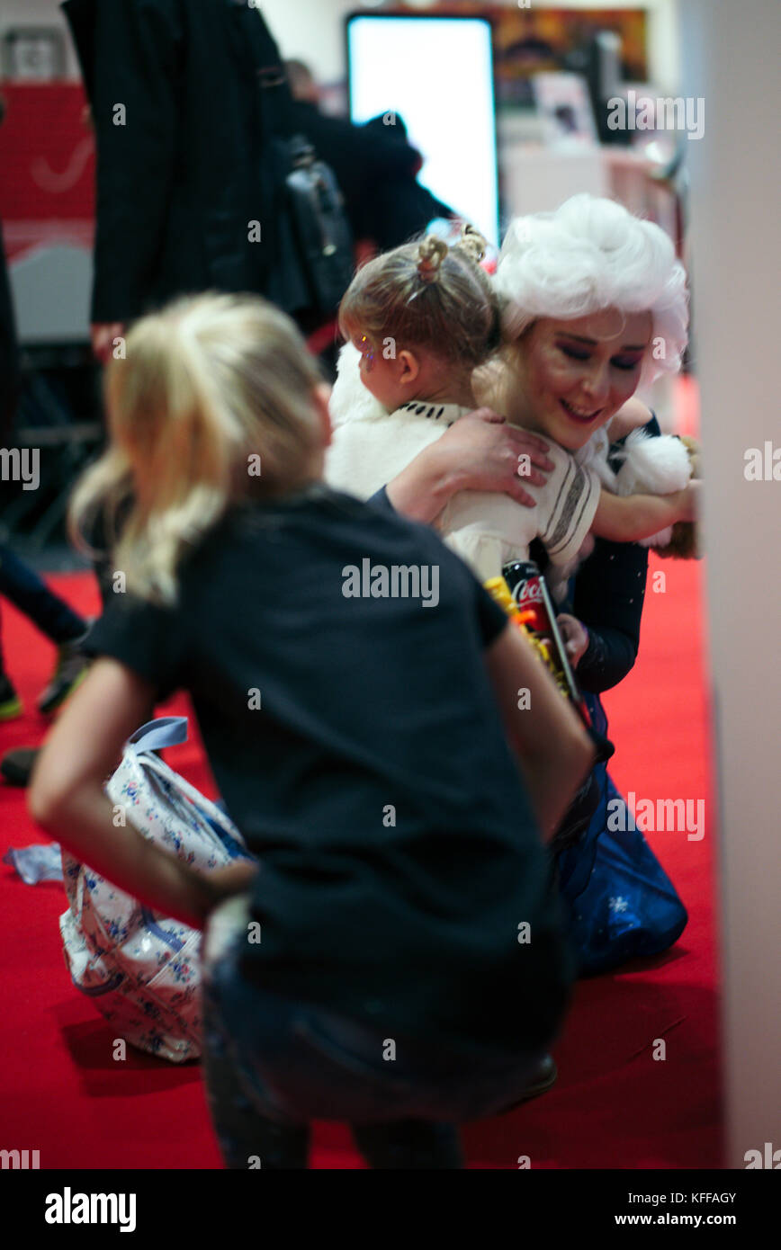 Londres, Royaume-Uni. 27, octobre, 2017. Les cosplayeurs, fans, célébrités, et porteur de décrochage chez mcm london comic con à l'excel centre, octobre 2017. © Simon king/ alamy live news Banque D'Images