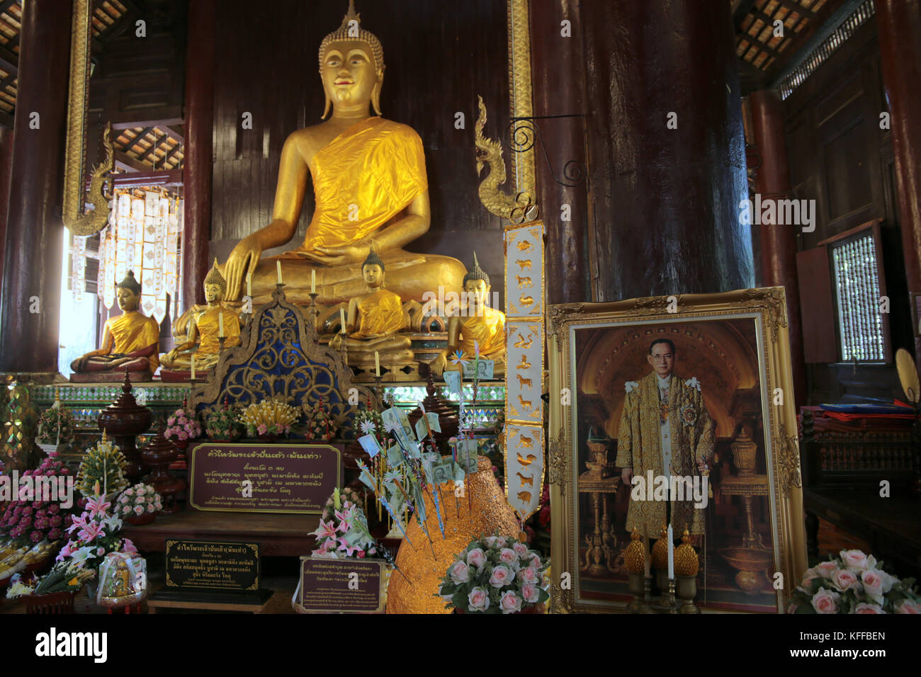 Chiang Rai, Thaïlande. 28 oct, 2017. Le vent du changement ne cessent à travers la Thaïlande, deux jours après la crémation royale, la société thaïlandaise sont issues de la longue le deuil et les citoyens ne portent pas seulement noir, les gens dans la rue sont à l'avant pour le futur roi, Maha Vajiralongkorn, règne, les temples sont toujours afficher des photos du roi, mais sont maintenant afficher à côté des photographies du nouveau roi, et même jeune sont obliviously montrant un peu d'amour et d'affection ouvertement dans les rues crédit : Paul quezada-neiman/Alamy live news Banque D'Images