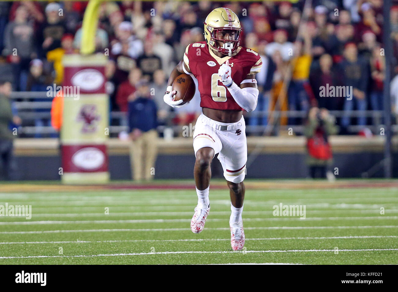 Alumni Stadium. 27 Oct, 2017. MA, USA, Boston College Eagles receveur Jeff Smith (6) s'exécute avec le ballon lors de la NCAA football match entre Florida State Seminoles et Boston College Eagles à Alumni Stadium. Boston College défait 35-3 de l'État de Floride. Anthony Nesmith/CSM/Alamy Live News Banque D'Images