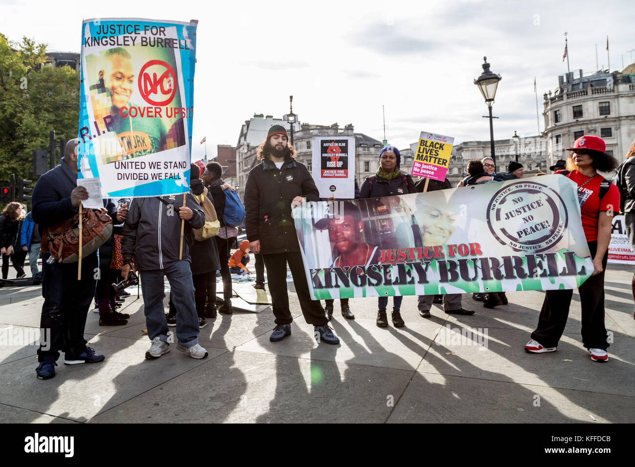 Londres, Royaume-Uni. 28 Oct, 2017. 19e commémoration procession de protestation par des familles et amis UFFC (campagne), une coalition de la famille et des personnes touchées par les décès en prison, la police, l'immigration et la garde psychiatrique. Crédit : Guy Josse/Alamy Live News Banque D'Images