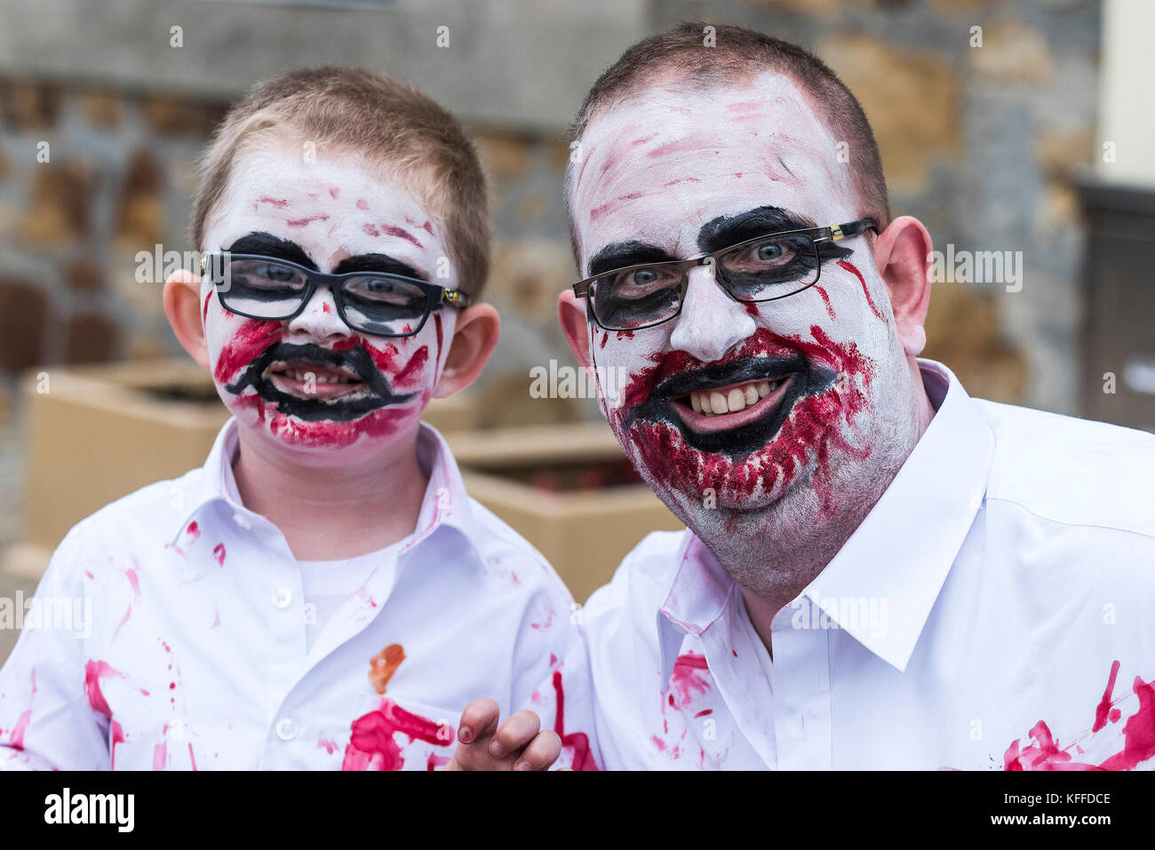 La plage de Fistral, Newquay, Cornwall. 28 octobre, 2017. Des centaines de zombies envahissent Newquay en Cornouailles. Le Crawl Zombie annuel a vu des centaines de zombies de tous les âges des embardées dans les rues de l'appartement de ville de Newquay. Photographe : Gordon 1928/Alamy Live News. Banque D'Images