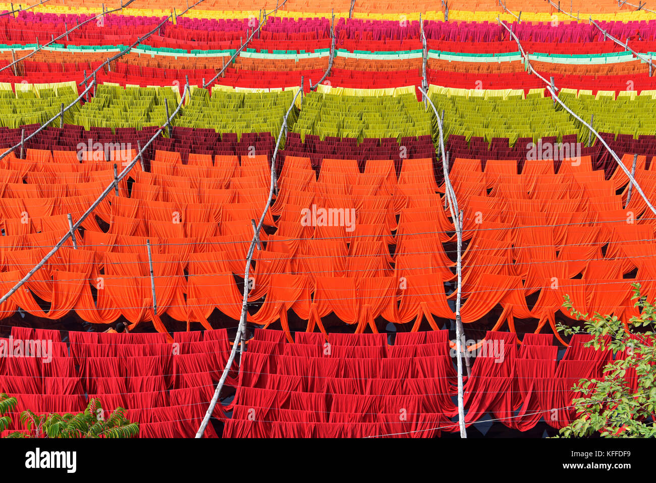 Narayanganj, au Bangladesh. 28 oct, 2017.Un homme du Bangladesh vêtements séchant au soleil tissu à narayanganj, près de Dhaka, Bangladesh. Le tricot est l'étape de la fabrication qui convertit dans le tissu de fils à travers le processus d'imbrication de boucles. le tissage est le processus de formation de tissu dans lequel sont entrelacées de fils à angle droit à l'aide d'une machine à tisser (loom) - différents schémas peuvent être produits par l'adoption de chaque côté ''fils'' de la trame sous ou sur un nombre variable de la longueur de chaîne ''threads'', formant l'armure. Banque D'Images