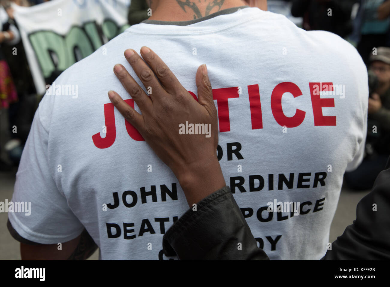 Londres, Royaume-Uni. 28 Oct, 2017. Londres, Royaume-Uni 28 octobre 2017 Un homme est consolé pendant une manifestation en souvenir de ceux qui sont morts en garde à vue. Credit : Thabo Jaiyesimi/Alamy Live News Banque D'Images