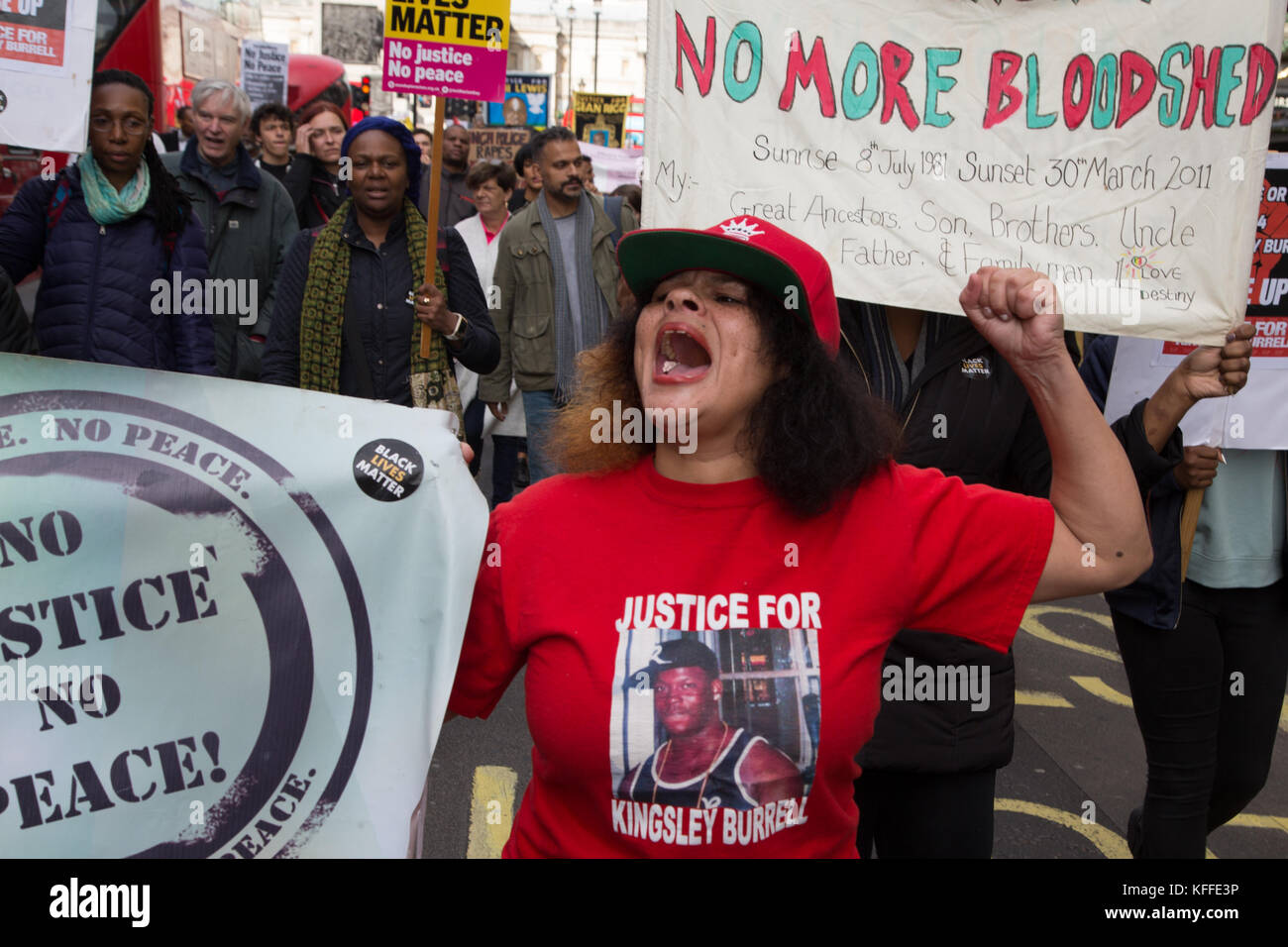 Londres, Royaume-Uni. 28 Oct, 2017. LONDON, UK 28thOctober 2017 manifestants tenir des pancartes et chanter pendant une manifestation en souvenir de ceux qui sont morts en garde à vue. Credit : Thabo Jaiyesimi/Alamy Live News Banque D'Images