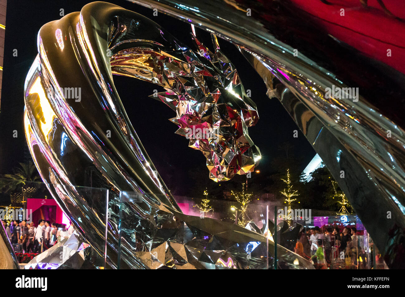 Tête de dragon sculpture de métal dévoilé à grande ouverture de uniwalk, un chinois Mega Mall à Shenzhen, Chine Banque D'Images