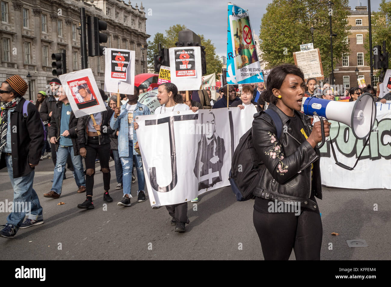 Londres, Royaume-Uni. 28 Oct, 2017. 19e commémoration procession de protestation par des familles et amis UFFC (campagne), une coalition de la famille et des personnes touchées par les décès en prison, la police, l'immigration et la garde psychiatrique. Crédit : Guy Josse/Alamy Live News Banque D'Images