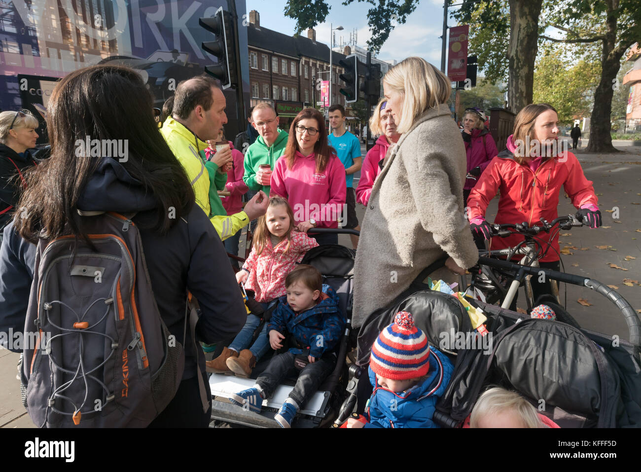 Londres, Royaume-Uni. 28 octobre 2017. Les gens, beaucoup de vélos et de transit, y compris les familles avec enfants à se préparer à mars le long de la Rd Uxbridge de Ealing Town Hall après Claudia cycliste Manera est décédé une semaine après une collision avec un camion roulant à la jonction du Lido le 12 octobre. La marche s'est arrêté à l'endroit où elle a été touchée et l'occupaient, arrêter tout le trafic pour une minutes de silence avant un court rassemblement dans le parc attenant. Un message a été lu sur son père, et il y a eu de brèves allocutions d'un London Cycling Campaign et représentant l'un des organisateurs de l'événement, ainsi que de Banque D'Images