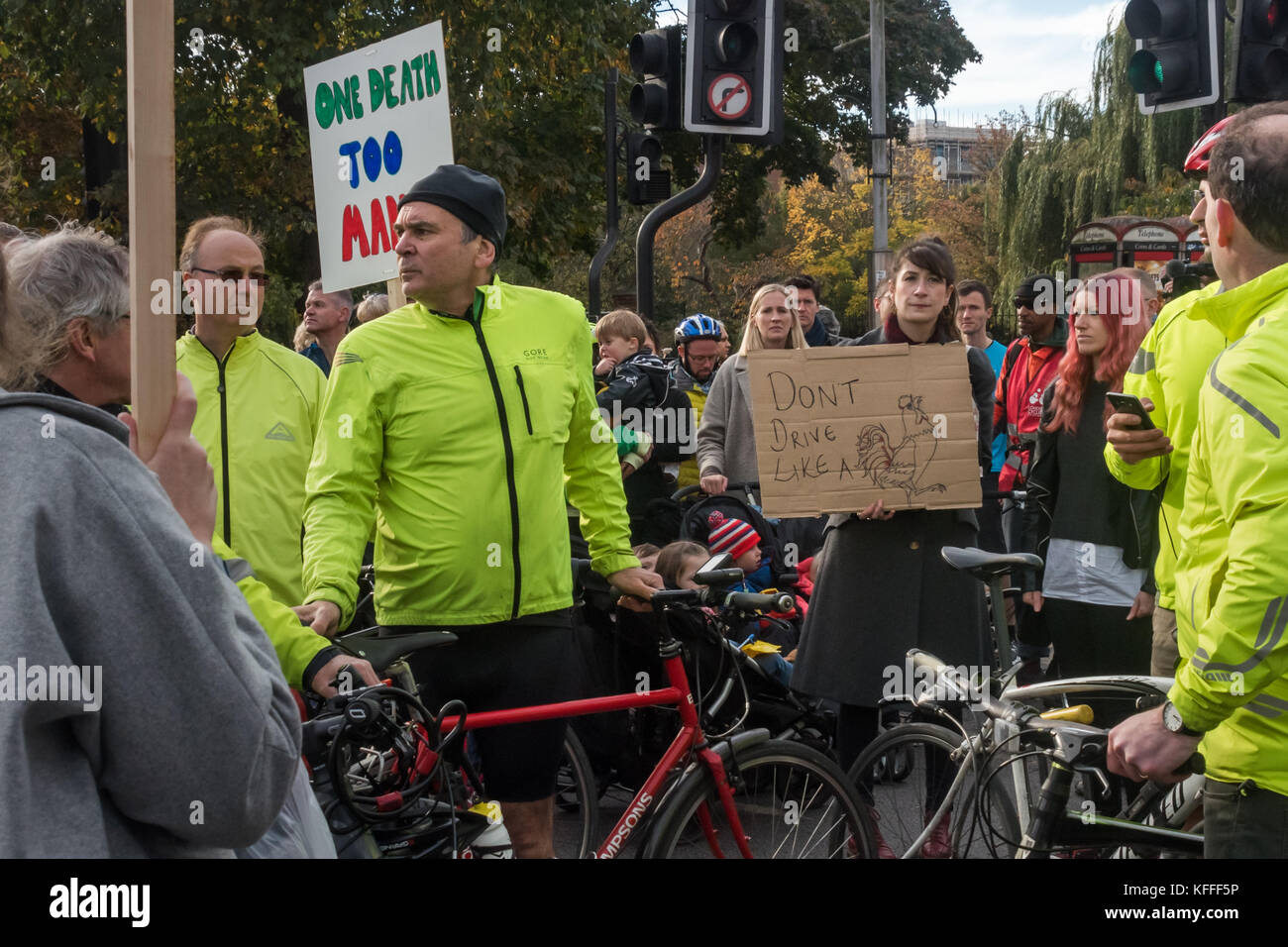 Londres, Royaume-Uni. 28 octobre 2017. Les gens occupent la jonction sur le Rd Uxbridge où Claudia cycliste Manera a été frappé par un camion le 12 octobre, mort une semaine plus tard. Ils ont marché d'Ealing Town Hall et arrêté tout le trafic pour une minutes de silence avant un court rassemblement dans le parc attenant. Un message a été lu sur son père, et il y a eu de brèves allocutions d'un London Cycling Campaign et représentant l'un des organisateurs de l'événement, ainsi que de chef du conseil d'Ealing Julian Bell qui a été chahuté bruyamment sur le dossier du Conseil de l'avoir rendu et d'autres routes sécuritaires ; il a insisté Ealing sous la Banque D'Images