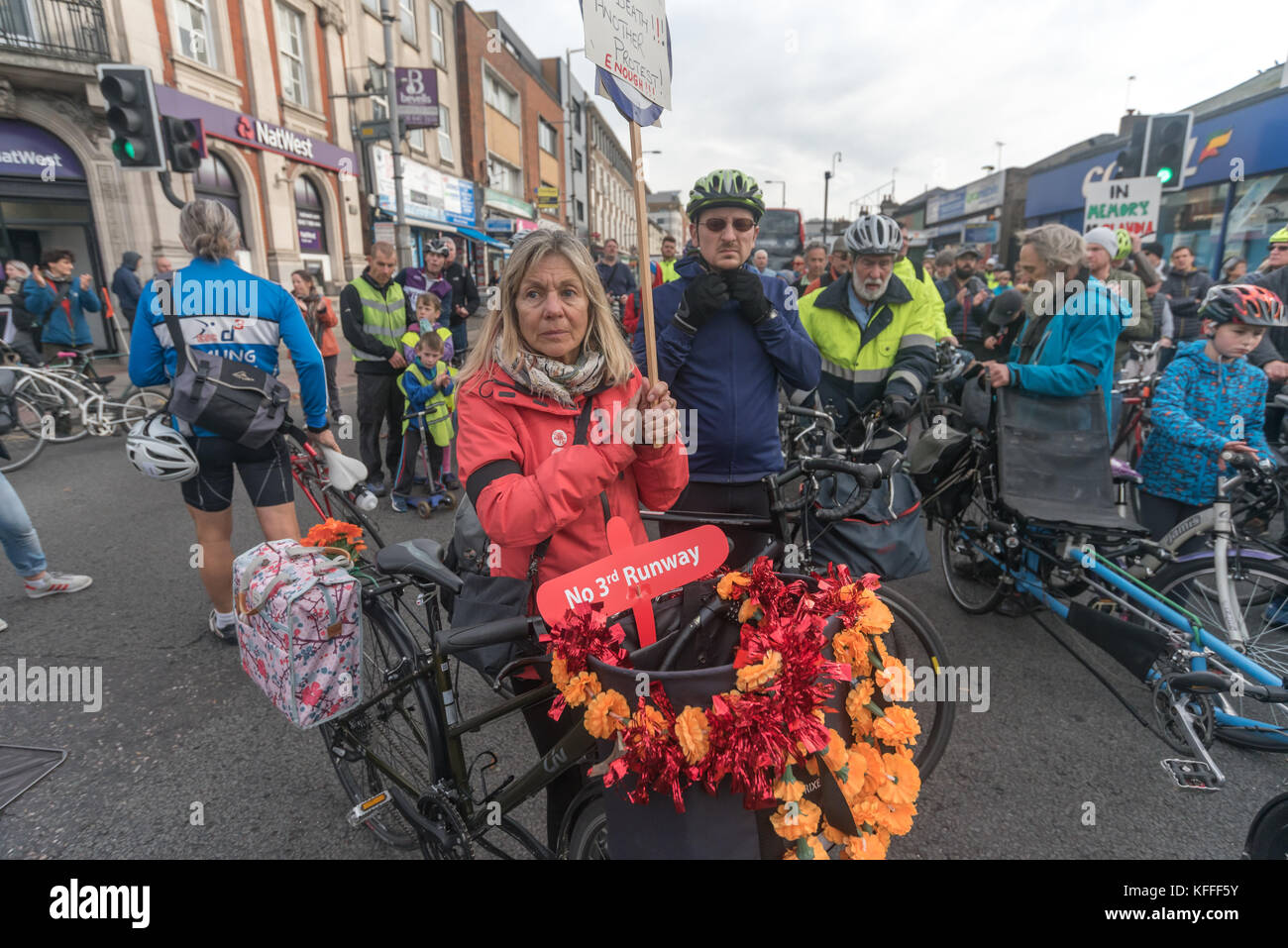 Londres, Royaume-Uni. 28 octobre 2017. Les gens occupent la jonction sur le Rd Uxbridge où Claudia cycliste Manera a été frappé par un camion le 12 octobre, mort une semaine plus tard. Ils ont marché d'Ealing Town Hall et arrêté tout le trafic pour une minutes de silence avant un court rassemblement dans le parc attenant. Un message a été lu sur son père, et il y a eu de brèves allocutions d'un London Cycling Campaign et représentant l'un des organisateurs de l'événement, ainsi que de chef du conseil d'Ealing Julian Bell qui a été chahuté bruyamment sur le dossier du Conseil de l'avoir rendu et d'autres routes sécuritaires ; il a insisté Ealing sous la Banque D'Images