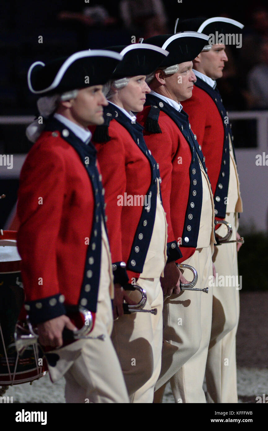 Washington, DC, USA. 27 Oct, 2017. L'Armée américaine Old Guard Fife and Drum Corps exécute pendant une pause dans la capitale une arène à Washington, DC. Credit : Amy Sanderson/ZUMA/Alamy Fil Live News Banque D'Images