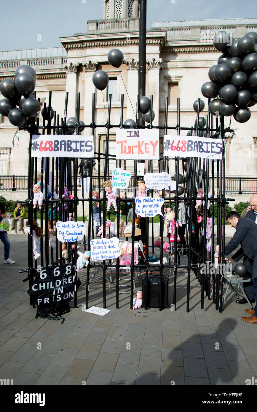 Trafalgar Square, Londres, Royaume-Uni. 28 octobre 2017. #66BABIES mouvement de protestation contre les 668 bébés actuellement enfermés en prison en Turquie avec ou sans leurs parents . Les manifestants dénoncent les conditions de vie horribles et les raisons ridicules parfois que certaines femmes sont mises en prison, Trafalgar Square, Londres. 28/10/2017 crédit: Alexandra Salou/Alamy Live News Banque D'Images