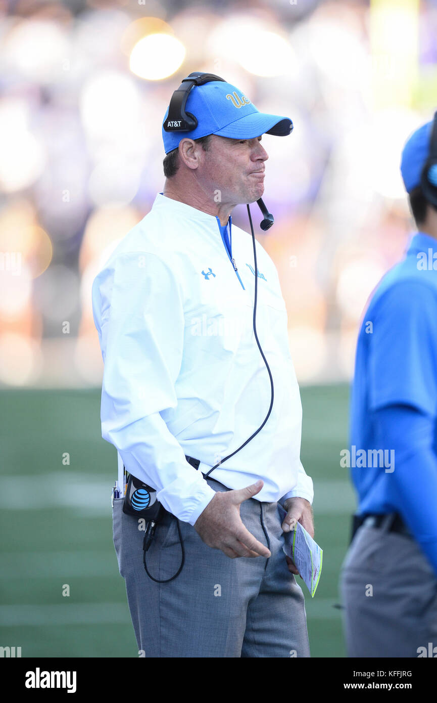 Seattle, WA, USA. 28 Oct, 2017. L'entraîneur-chef de l'UCLA, Jim Mora montre sa frustration sur un appel au cours d'une CIP12 match de football entre l'UCLA Bruins et les Washington Huskies. Le jeu a été joué au Husky Stadium sur le campus de l'Université de Washington à Seattle, WA. Jeff Halstead/CSM/Alamy Live News Banque D'Images