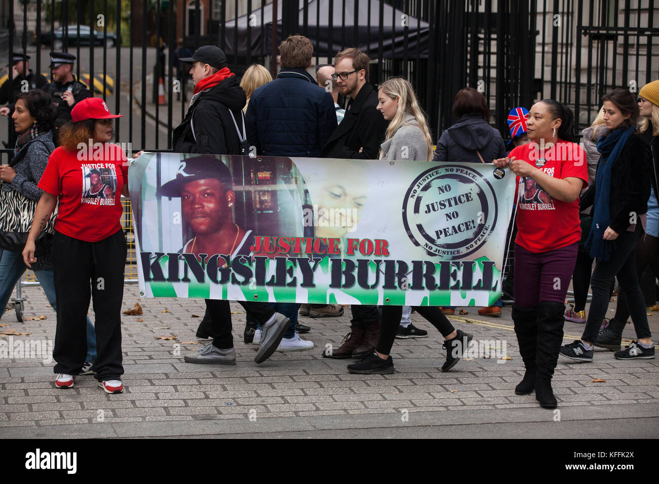 Londres, Royaume-Uni. 28 octobre, 2017. Les partisans de la campagne justice pour kingsley burrell en dehors de Downing Street à la suite de la procession annuelle campagne engagée par des familles et amis (campagne) uffc en souvenir des membres de la famille et les amis qui est mort en garde à vue, la prison, la détention de l'immigration ou sécuriser les hôpitaux psychiatriques. kingsley Burrell, 29 ans, est mort d'un arrêt cardiaque en mars 2011 après avoir été retenus en détention par la police de West Midlands. crédit : mark kerrison/Alamy live news Banque D'Images