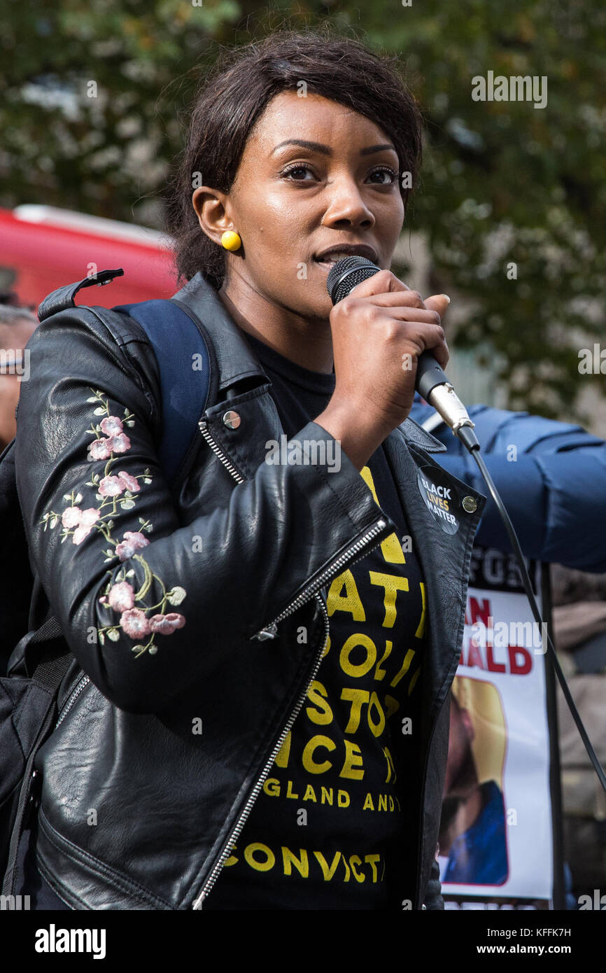 Londres, Royaume-Uni. 28 octobre, 2017. kadisha brown-Burrell, soeur de Kingsley Burrell, adresses de militants de l'organisation des familles et amis campagne (uffc) suivant leur procession annuelle en mémoire des membres de la famille et les amis qui est mort en garde à vue, la prison, la détention de l'immigration ou sécuriser les hôpitaux psychiatriques. kingsley Burrell, 29 ans, est mort d'un arrêt cardiaque en mars 2011 après avoir été retenus en détention par la police de West Midlands. crédit : mark kerrison/Alamy live news Banque D'Images