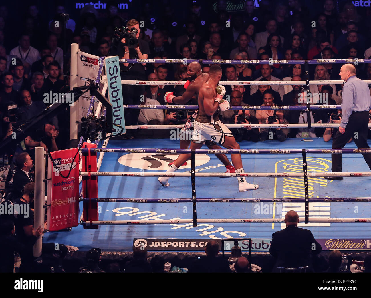 Principauté Stadium, Cardiff, Pays de Galles, Royaume-Uni 28 octobre 2017. IBF World Heavyweight Title Organisation Internationale de Boxe World Heavyweight Title Super WBA World Heavyweight Title Anthony Joshua MBE V Carlos Takam Joshua dans un short blanc Credit Huw Fairclough/Alamy News Banque D'Images